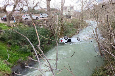 Dereye uçan otomobil suyla doldu, boğulma tehlikesi geçiren sürücüyü vatandaşlar kurtardı