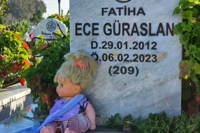 Hatay'daki deprem şehitliğinde hüzünlü bayram ziyareti