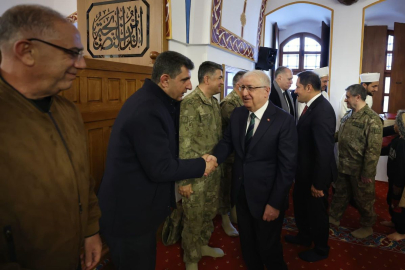 Milli Savunma Bakanı Yaşar Güler Hatay'da bayram namazı kıldı
