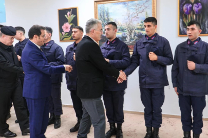 Vali Ayyıldız, İl Jandarma Komutanlığı'nda Mehmetçik'le buluştu