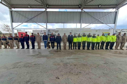 Vali Kalaylı uygulama noktasında güvenlik güçleri ve vatandaşlarla bayramlaştı