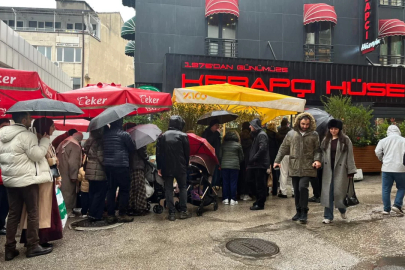 Bursa'da bayram klasiği! İskender kuyruğu metrelerce uzadı...