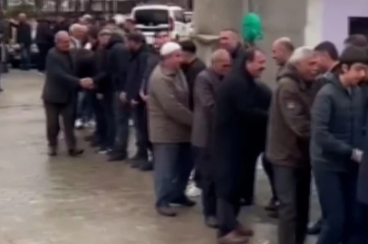 Elazığ’da asırlık bayramlaşma geleneğinde metrelerce kuyruk