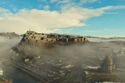 Kars Kalesi sis bulutları arasında görsel şölen oluşturdu