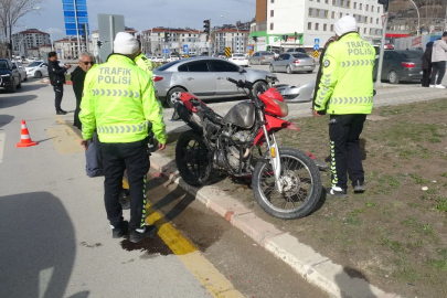 Otomobil ile çarpışan motosiklet sürücüsü kaçtı: 1 yaralı