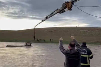 Şanlıurfa’da derede mahsur kalan traktörün sürücüsü vinçle çıkarıldı