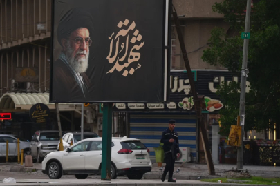 Bağdat sokaklarına Ali Hamaney ile Mücteba Hamaney posterleri asıldı