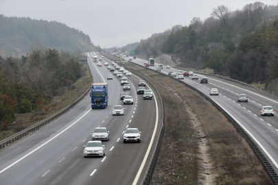 Bayram tatilinden dönenler Anadolu Otoyolu'nda akıcı yoğunluk oluşturuyor