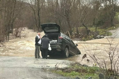 Çanakkale'de sağanak nedeniyle köy yolu kapandı, otomobil suya kapıldı