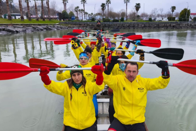 Down Sendromu Farkındalık Haftası'nda sporcular renkli çoraplarla kürek çekti