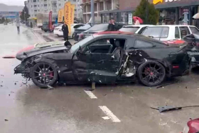 Elazığ'da otomobil park halindeki 4 araca çarptı