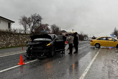 Elazığ'da taksi ile SUV tipi aracın çarpıştığı kazada 2 kişi yaralandı