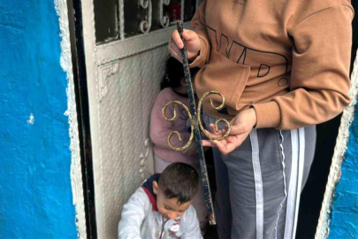 Fatih'te bina çökmesinde patlamanın etkisiyle demir parçaları evlere isabet etti