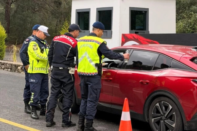 Fethiye'de jandarma ekiplerinden "ikramlı" bayram denetimi