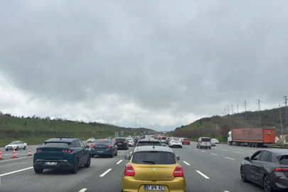 İstanbul-İzmir Otoyolu'nun Bursa kesiminde bayram tatili dönüşü yoğunluk yaşanıyor