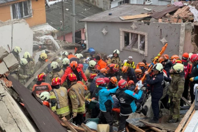 İstanbul Valiliği: Fatih'te göçük altında kalan 11 vatandaşımızdan biri hayatını kaybetti