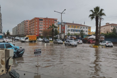 Kızıltepe'de sağanak nedeniyle cadde ve sokaklar göle döndü