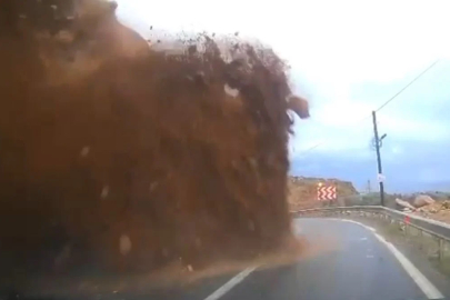 Mersin'de cipin kaya parçalarının altında kaldığı heyelan kamerada