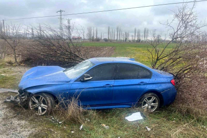 Şarampole giren otomobilde 3 kişi yaralandı