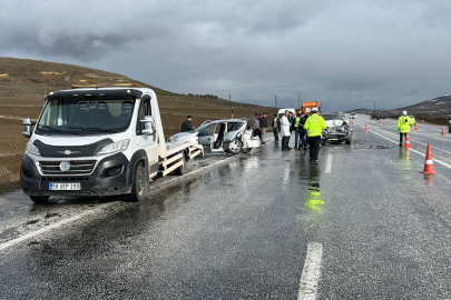 Sivas'ta 3 aracın karıştığı zincirleme kazada ölü ve yaralı var...