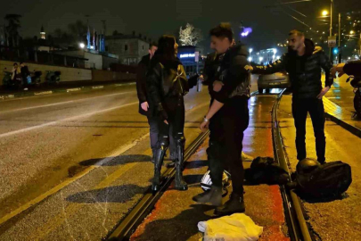 Su birikintisine giren motosikletli yere kapaklandı