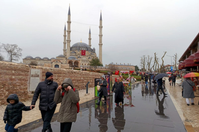 Tarih kenti Edirne'ye, bayramda yağmura rağmen ziyaretçi akını