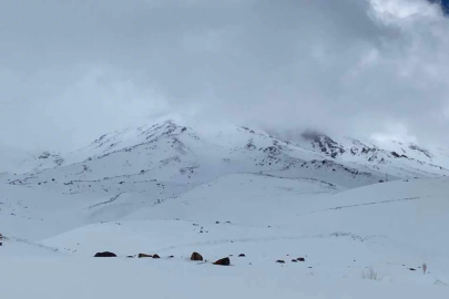 Ağrı Dağı'na tırmanırken gruptan ayrılan kadın kayboldu!
