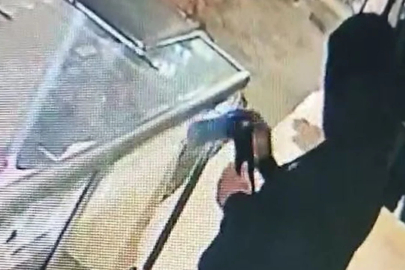 Fiyat sormak için girdiği iş yerinin vitrinindeki cep telefonunu çaldı