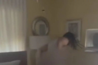 Sürpriz yapmak için eve erken geldi, eşini arkadaşıyla yatakta yakaladı!