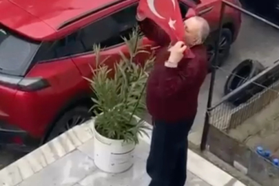 Yerde gördü, öperek yerine astı: İzleyenler duygulandı