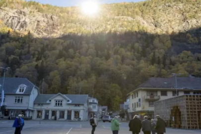 3 ay karanlıkta kalan kasaba "güneşi satın aldı"!