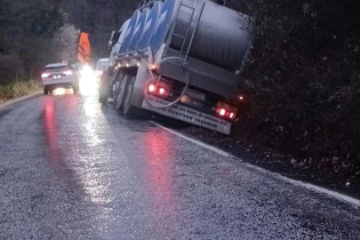 Bursa'da savrulan süt tankeri devrilmekten son anda kurtuldu!