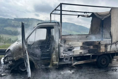 Bursa'da seyir halindeki kamyonet alev alev yandı!