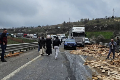 Bursa yolunda tır devrildi, yol trafiğe kapandı!