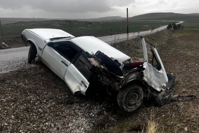 Kazada otomobil ikiye bölündü!