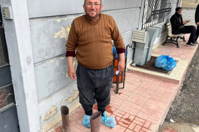 Kirli çizmelerini çıkarıp galoşla aile sağlığı merkezine girdi!