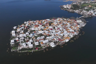 Tarihi köydeki yol trafiğe kapatıldı...