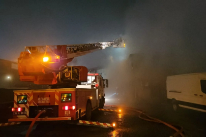 Trafoda başlayan yangın depoyu kül etti