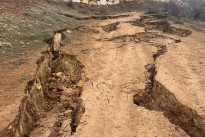 Yer yarıldı, görüntüler dehşete düşürdü! Kimse bölgeye yaklaşamıyor