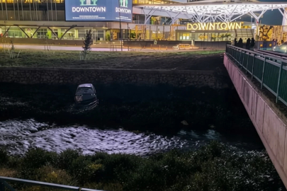 Bursa'daki ünlü AVM'nin önünde korku dolu anlar! Otomobil dereye uçtu...