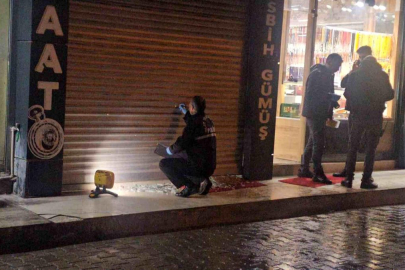 Elazığ'da iş yerine silahlı saldırı: Vitrine 9 kurşun isabet etti