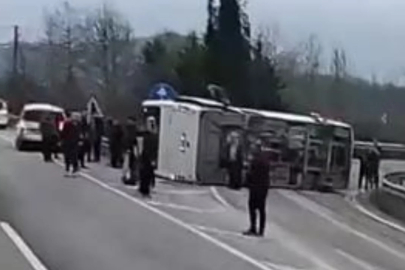 Faciadan dönüldü! İşçi servisi devrildi, yaralılar var...