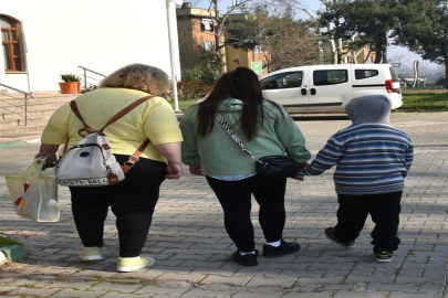 Harabe evde bulunan Nazar'ın, 7 yıl sonra 'anne' dediği Rebecca'nın oğlu olduğu DNA testiyle kesinleşti