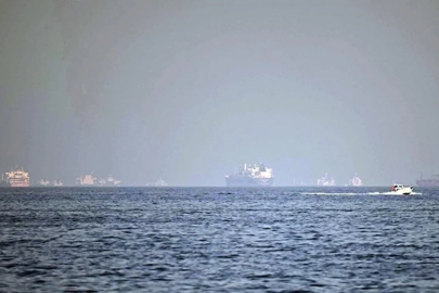 Hürmüz Boğazı'nda yaklaşık 2 bin gemi ve 20 bin denizci mahsur kaldı