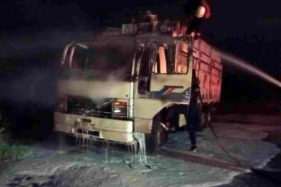 Kamyon alevlere teslim oldu