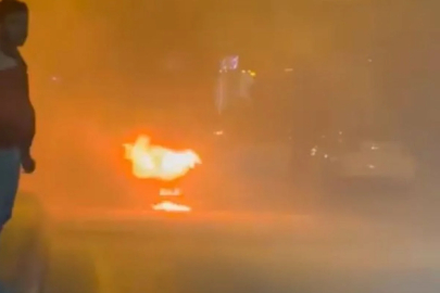 Küçükçekmece'de seyir halindeki otomobil alev alev yandı