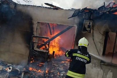 Muğla'da çıkan yangında tek katlı ev kullanılamaz hale geldi