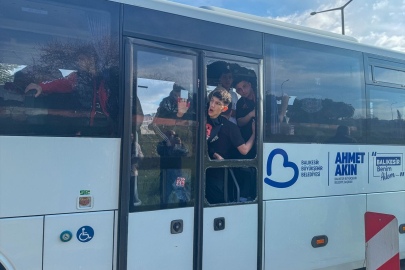 Uşak'ta Balıkesirspor taraftarlarını taşıyan otobüse taşlı saldırı