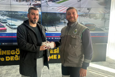 Bursa'da insanlık ölmemiş dedirten anlar! Para dolu çantayı sahibine ulaştırdı...