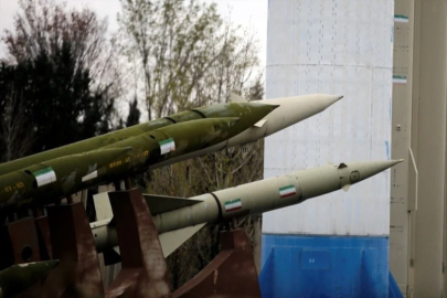 İran'ın misilleme saldırılarında kullanılan füzeler Tahran'da sergilendi